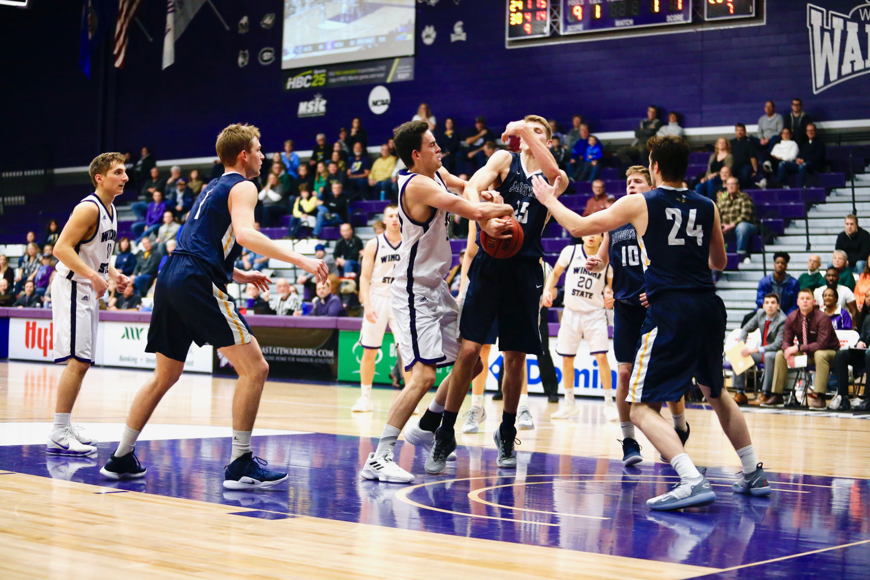 WSU MBB vs Augustana 4